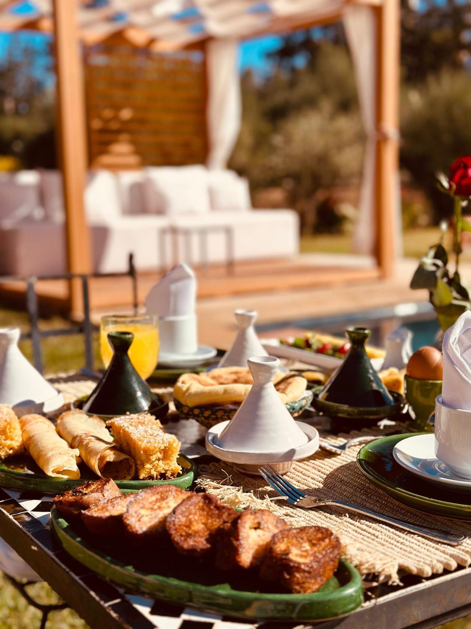 Les Roses By La Siredrah Hotel Ait Bou Zguia Bagian luar foto